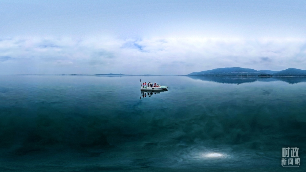 丹江口水庫，工作人員正在采集水樣。（總臺國廣記者李晉拍攝）