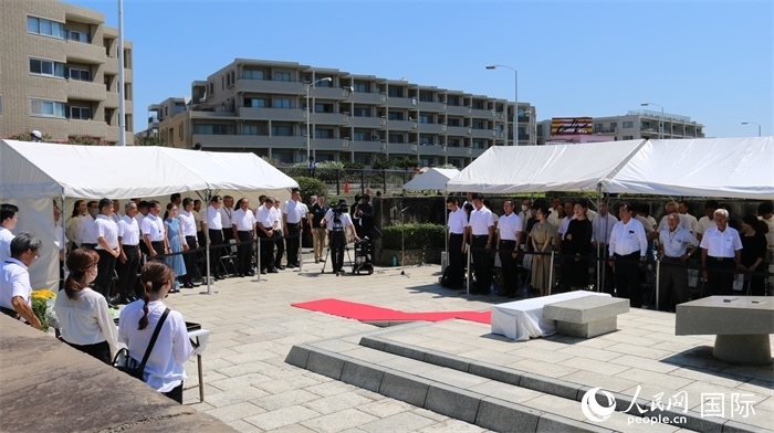 參加紀(jì)念活動者全體起立默禱。人民網(wǎng) 許可攝