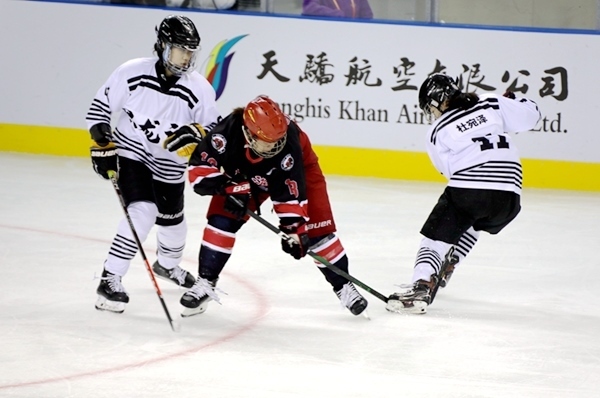 上海隊(duì)田博雅(中)與黑龍江隊(duì)杜宛澤爭(zhēng)搶。人民網(wǎng)記者 胡雪蓉?cái)z