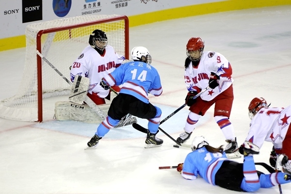 廣東隊(duì)球員與北京隊(duì)球員禁區(qū)混戰(zhàn)。人民網(wǎng)記者 胡雪蓉?cái)z