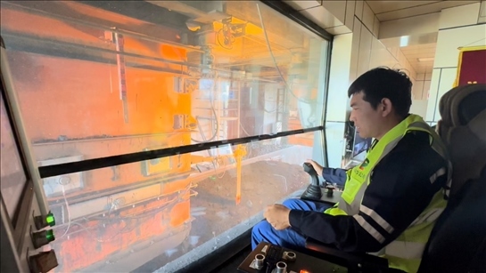 國家電投內(nèi)蒙古公司南露天煤礦裝車站司機石繼立的操縱下，一次性60噸的煤炭穩(wěn)穩(wěn)裝入車廂。人民網(wǎng) 金洪花攝