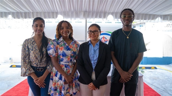 四名獲得中海油獎(jiǎng)學(xué)金的學(xué)生合影。中海油圭亞那有限公司供圖