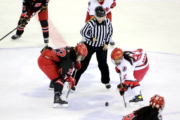 北京隊球員呂悅(左)與上海隊球員黃滟爭球。人民網(wǎng)記者 胡雪蓉攝