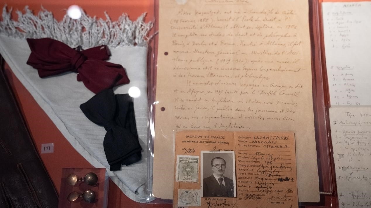 卡贊扎基斯的法語簡歷。人民網(wǎng)記者 葛泰佚攝