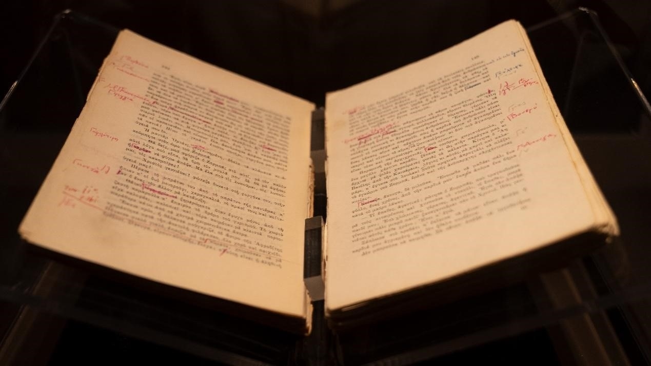 《希臘人左巴》初印后，卡贊扎基斯的修改批注。人民網(wǎng)記者 葛泰佚攝