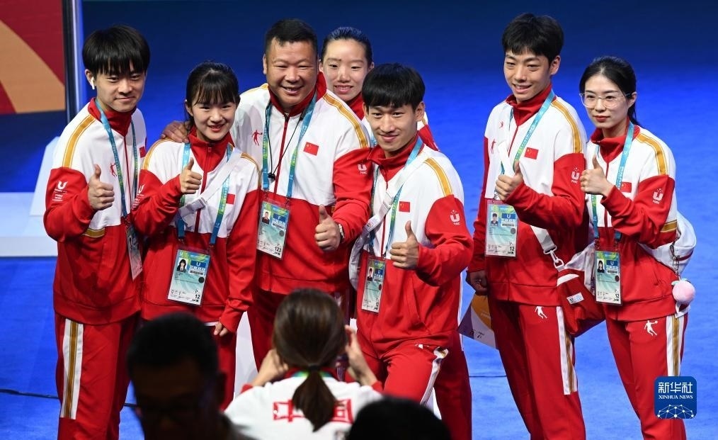 7月22日，中國代表團(tuán)部分成員在歡迎儀式后合影。新華社記者 王曦 攝