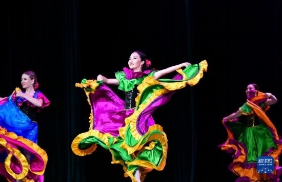 7月21日，哈薩克斯坦薩爾塔納國家舞蹈團的演員在演出。