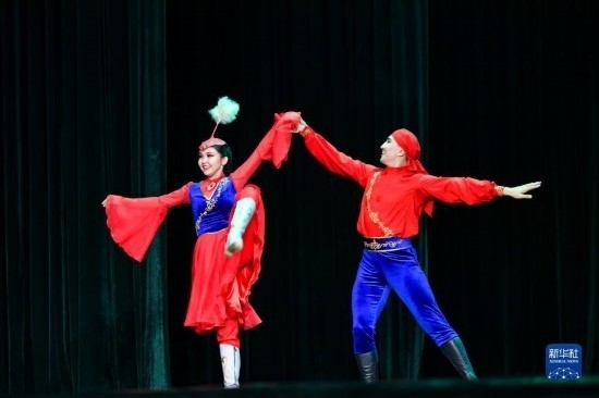 7月21日，哈薩克斯坦薩爾塔納國家舞蹈團的演員在演出。