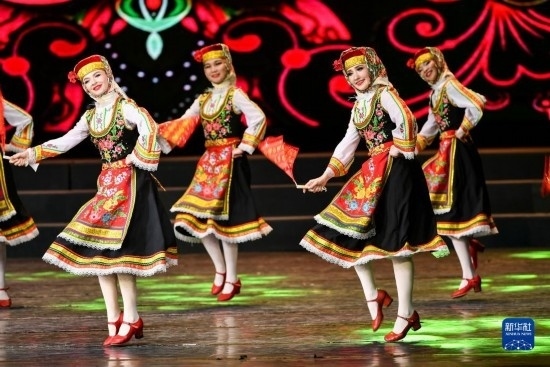 7月21日，哈薩克斯坦薩爾塔納國家舞蹈團的演員在演出。