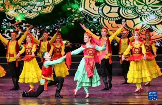 7月21日，哈薩克斯坦薩爾塔納國家舞蹈團的演員在演出。