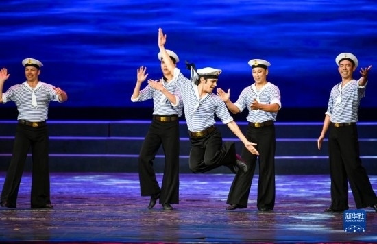 7月21日，哈薩克斯坦薩爾塔納國家舞蹈團的演員在演出。