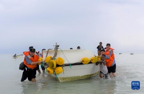 7月21日，中國(guó)海軍“和平方舟”號(hào)醫(yī)院船醫(yī)護(hù)人員涉水登島，前往基里巴斯一診療點(diǎn)。新華社記者 黎云 攝
