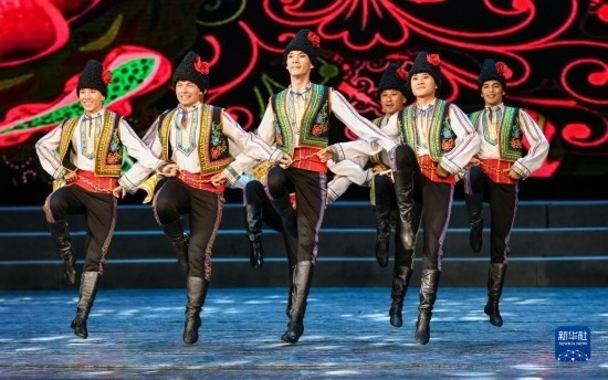 7月21日，哈薩克斯坦薩爾塔納國家舞蹈團的演員在演出。