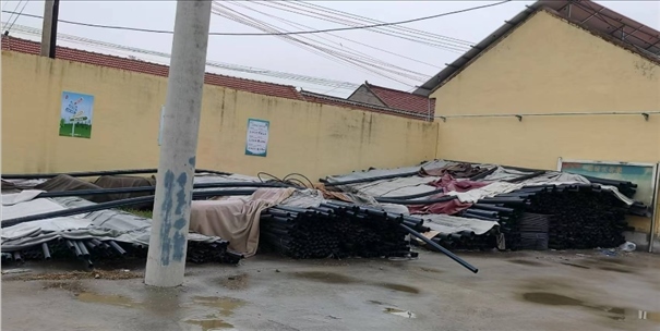 至今仍堆放在村委會院里的自來水管道。 人民網(wǎng)記者 金慧慧攝