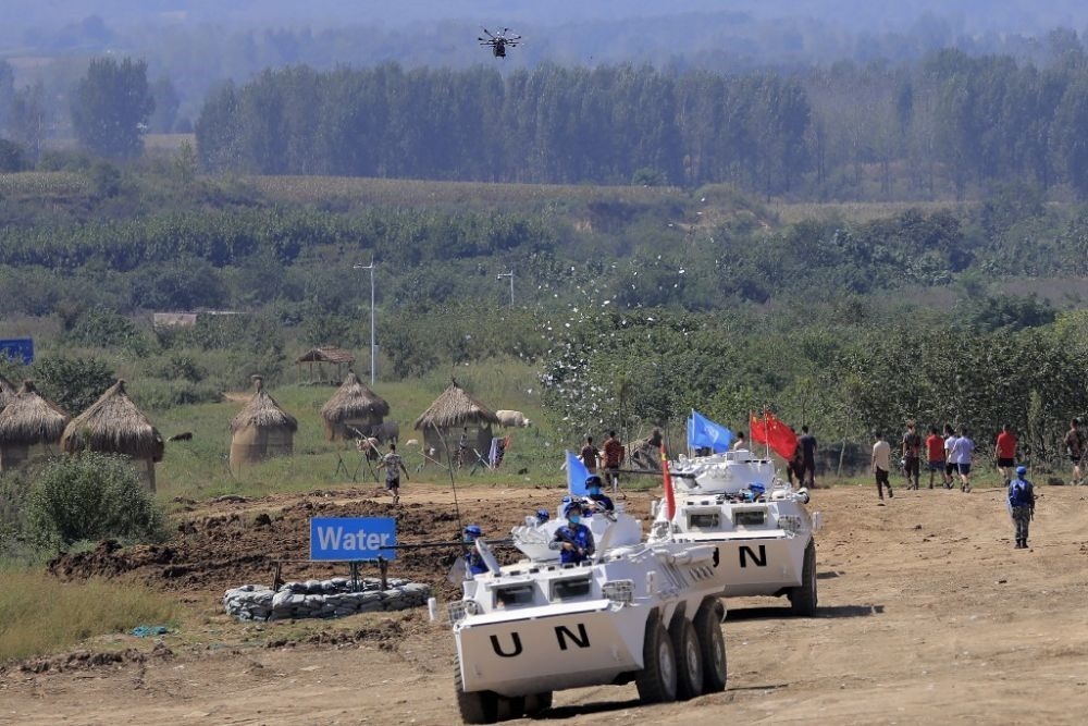 ↑2021年9月15日，在“共同命運-2021”國際維和實兵演習綜合演練中，維和分隊采用無人機拋撒傳單宣傳和平理念。新華社記者 劉芳 攝