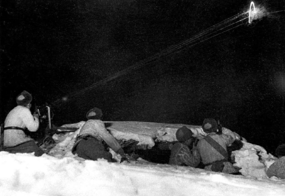  ↑1950年12月，在朝鮮長津湖，中國人民志愿軍第27軍連隊機槍手向美軍陣地射擊。新華社發(fā)（張崇岫 攝）