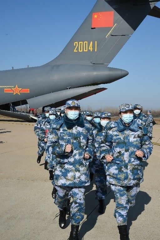 ↑2020年2月17日，一批軍隊支援湖北醫(yī)療隊員抵達武漢天河機場。新華社記者 黎云 攝
