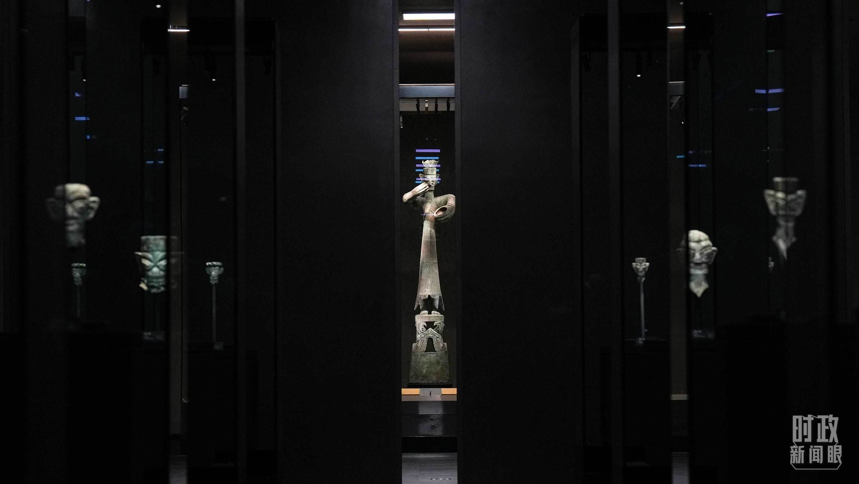 △三星堆出土的青銅大立人像。（總臺(tái)國(guó)廣記者李晉拍攝）