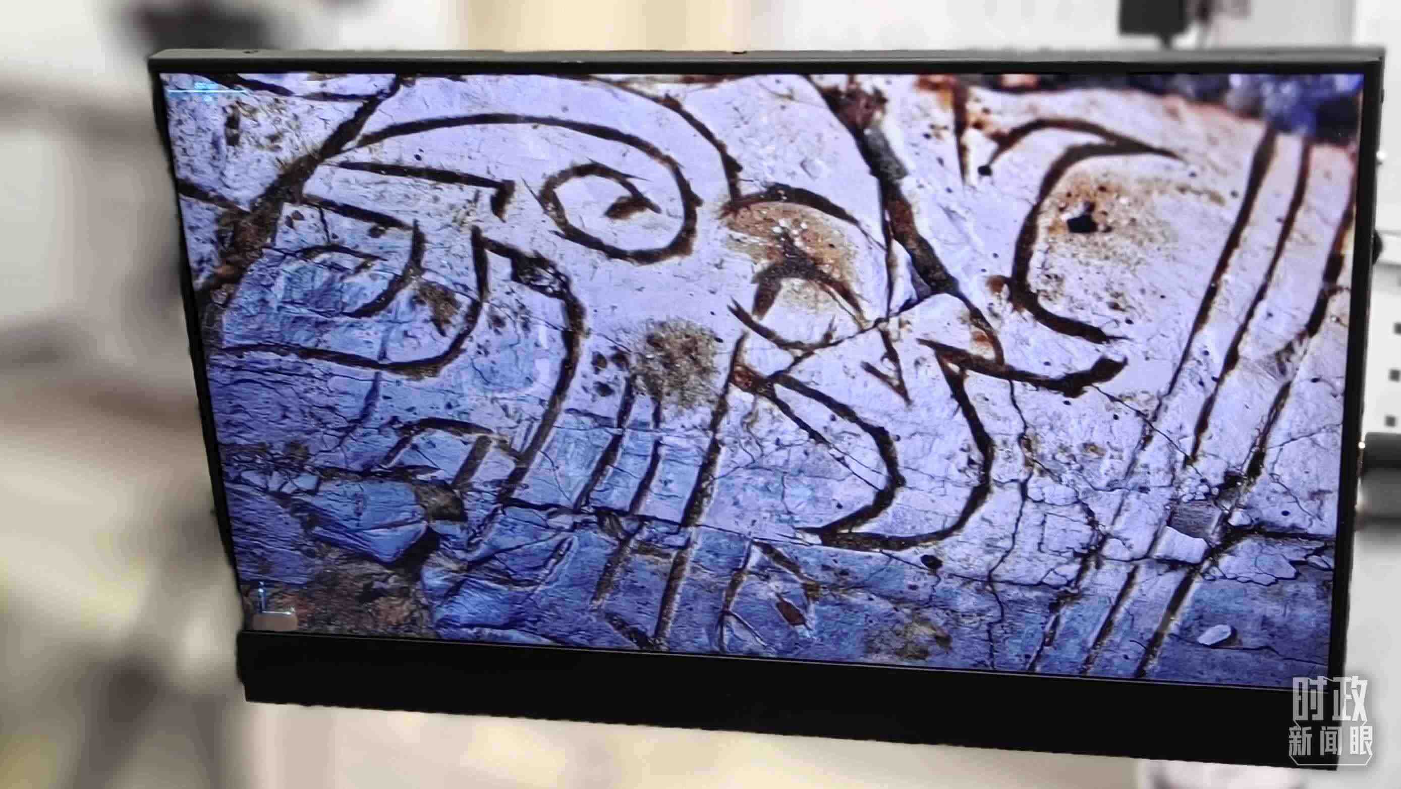 △顯微鏡下，三星堆文物的紋路清晰可見(jiàn)。（總臺(tái)央視記者王萌萌拍攝）