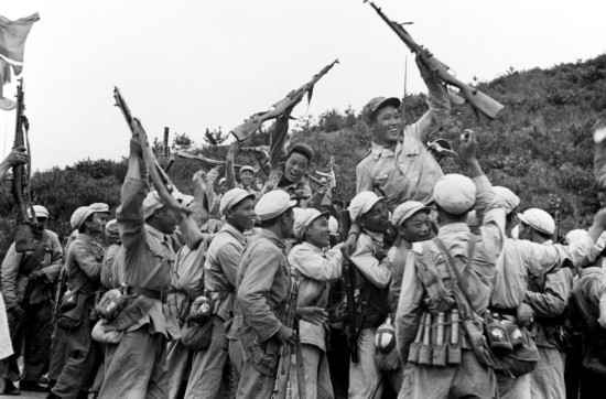  這是中國(guó)人民志愿軍和朝鮮人民軍一起歡慶戰(zhàn)斗勝利。新華社發(fā)（資料照片）
