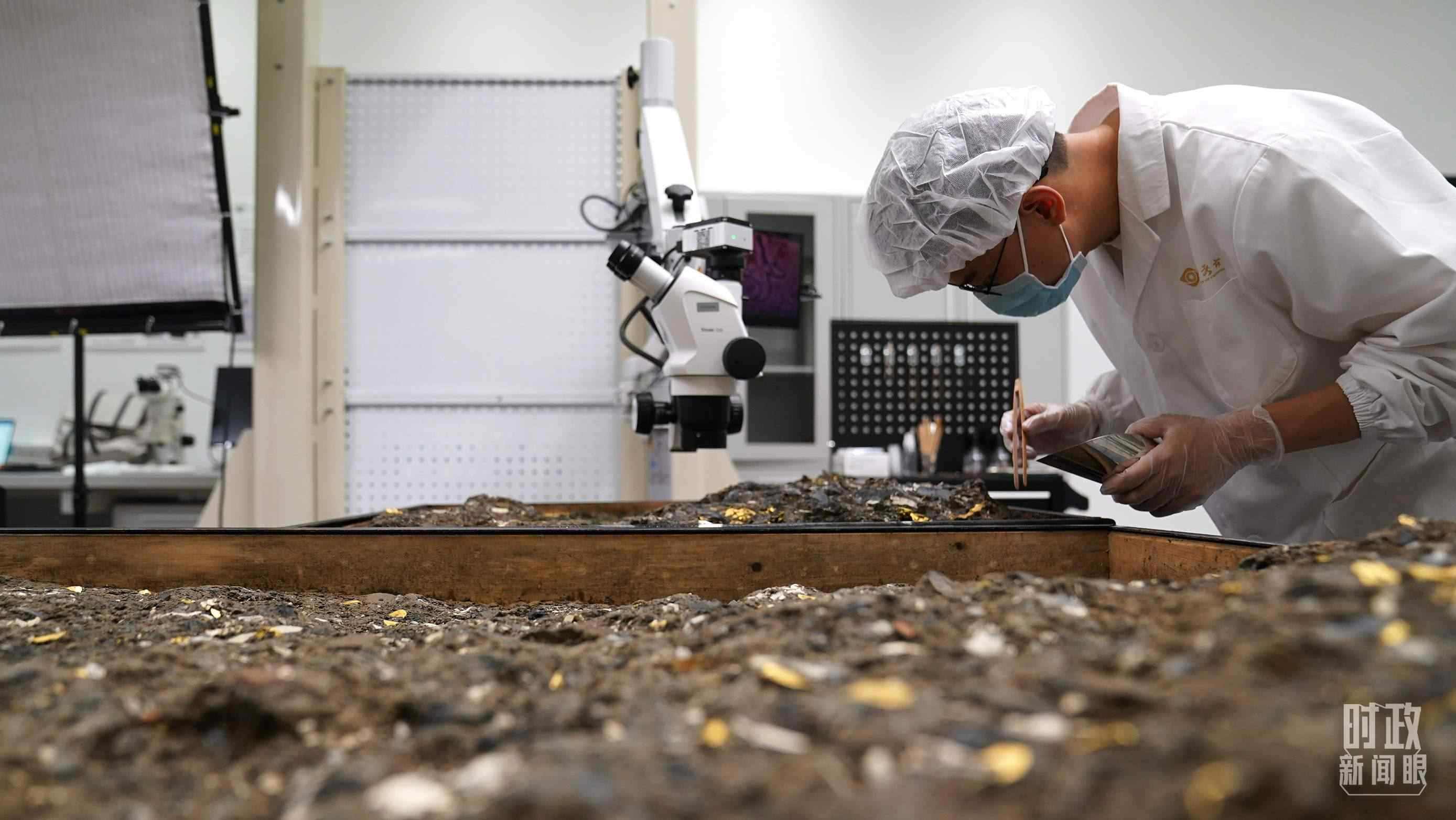 △工作中的三星堆文保人員。（總臺(tái)國(guó)廣記者李晉拍攝）
