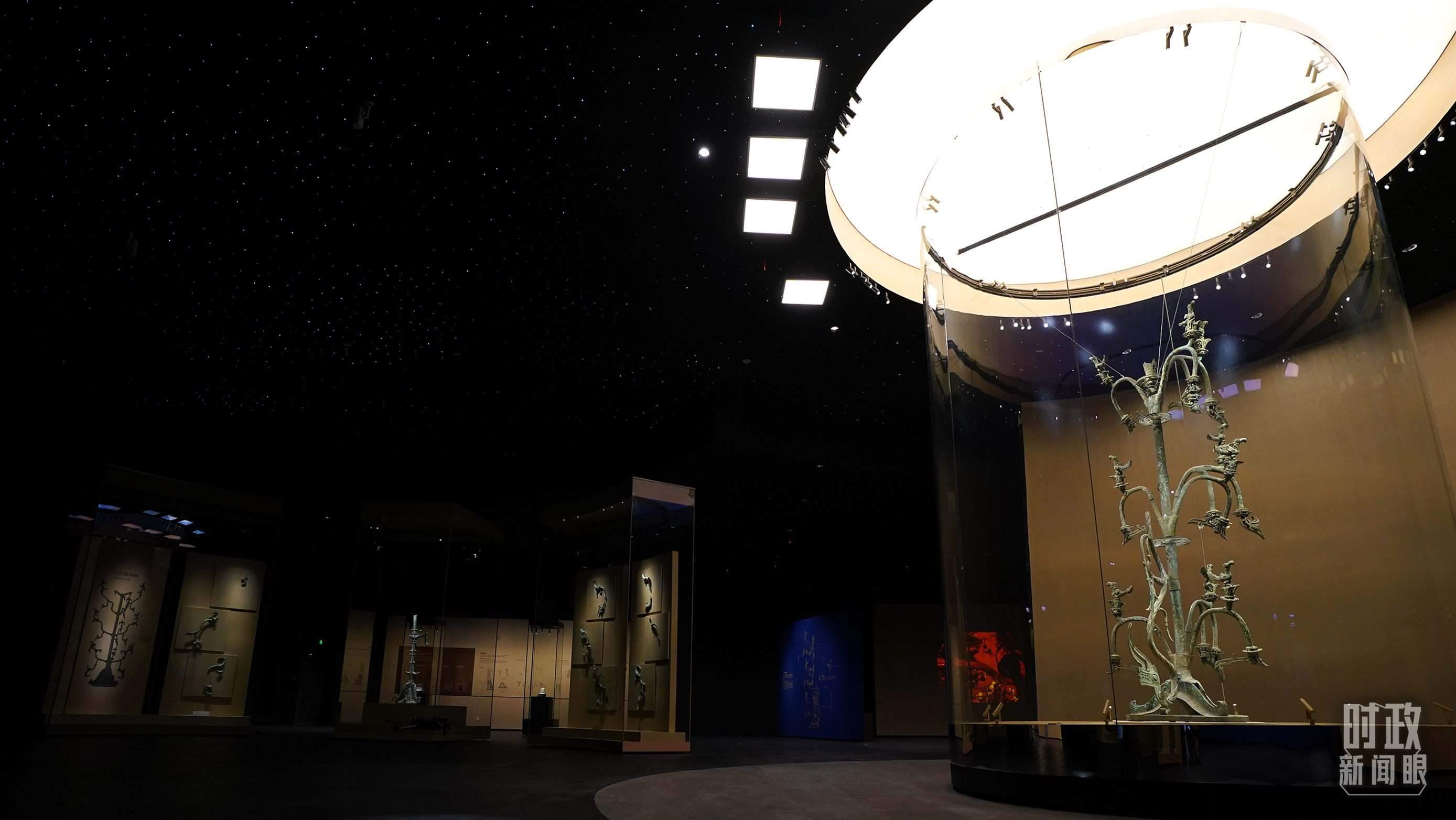 △三星堆出土的青銅神樹(shù)。（總臺(tái)國(guó)廣記者李晉拍攝）