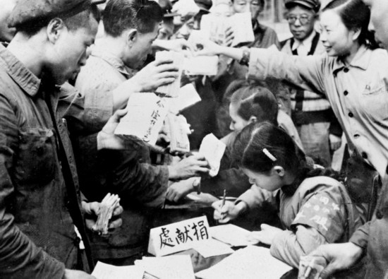 全國(guó)各地工商界踴躍捐獻(xiàn)款項(xiàng)，支援志愿軍。這是重慶市工商業(yè)者捐獻(xiàn)的情形。新華社發(fā)（資料照片）