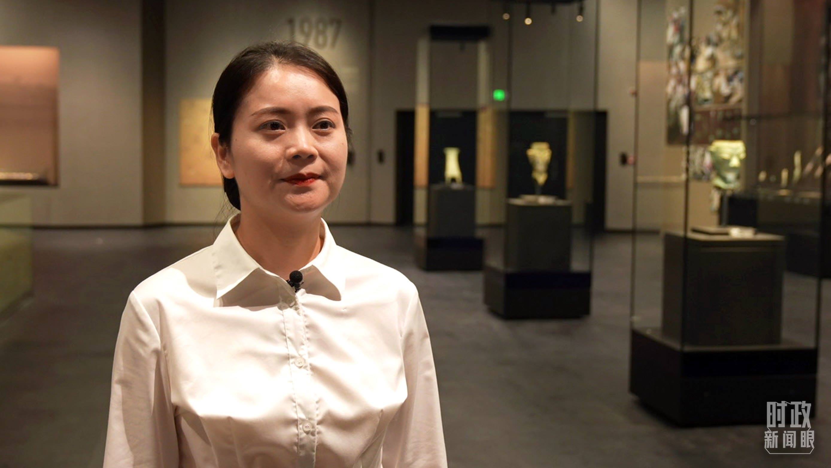 △當(dāng)天現(xiàn)場(chǎng)負(fù)責(zé)講解的三星堆博物館公眾服務(wù)部程靜。（總臺(tái)央廣記者馬喆拍攝）