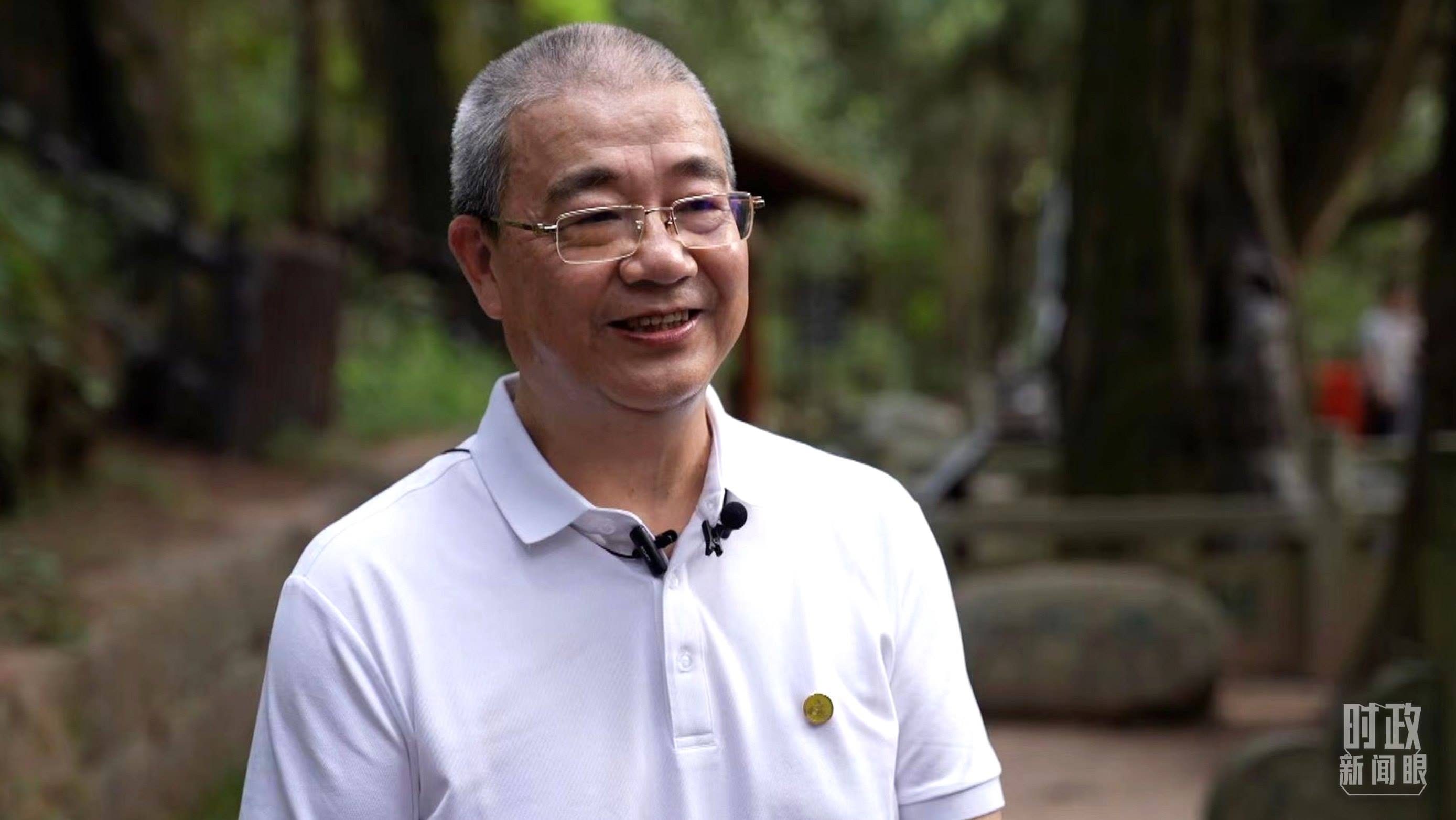 △廣元蜀道文化研究會(huì)蔡?hào)|洲教授。（總臺(tái)央視記者賈林拍攝）