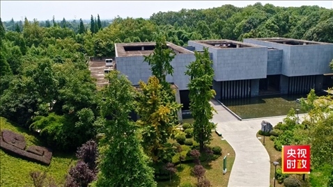 △2021年正式投入使用的三星堆文物保護修復(fù)館，堅持保護修復(fù)與考古研究同步進行，館內(nèi)分文保工作區(qū)和參觀區(qū)。