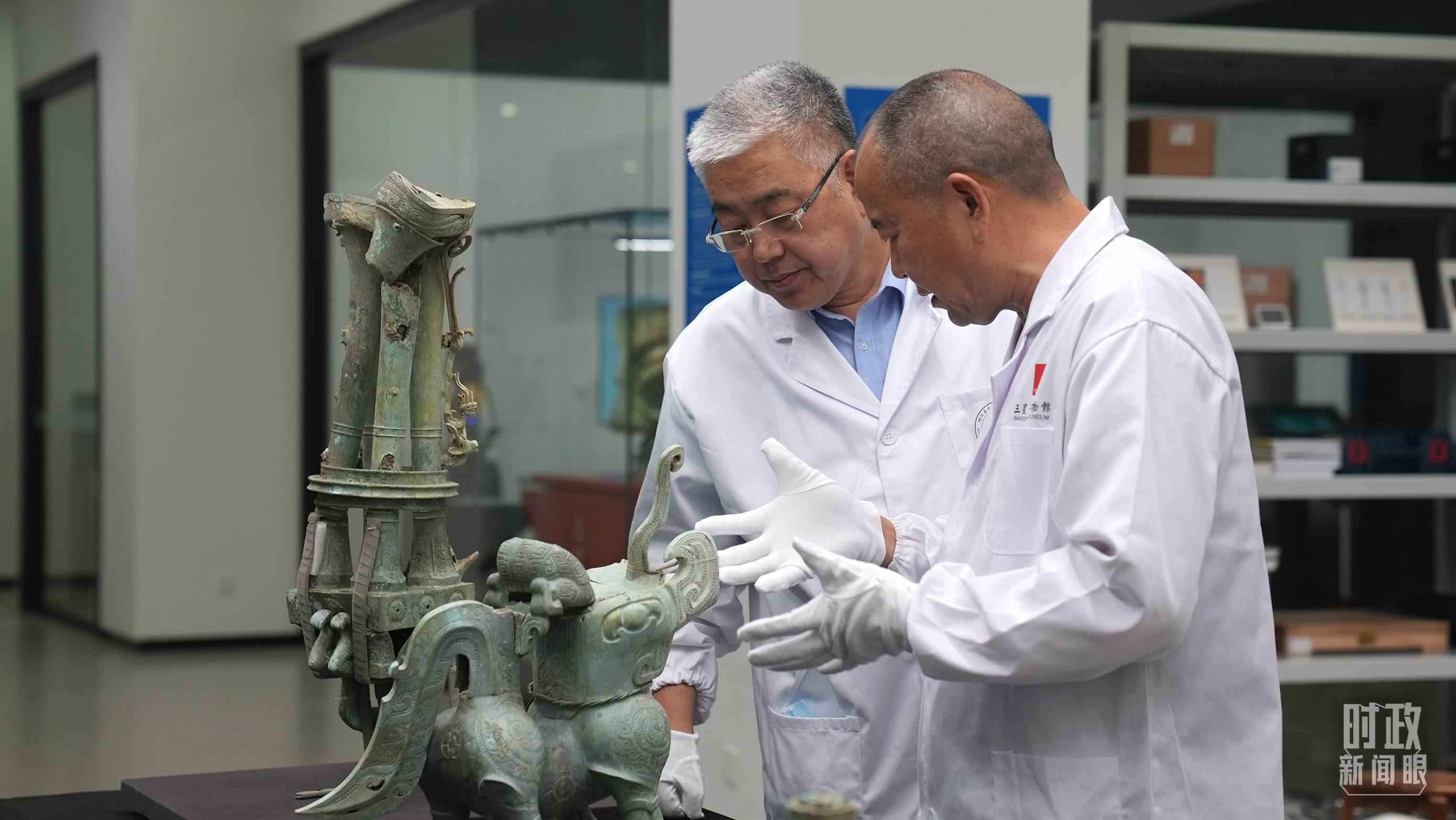 △三星堆文保專(zhuān)家正在就修復(fù)方案進(jìn)行討論。（總臺(tái)央視記者劉琦拍攝）