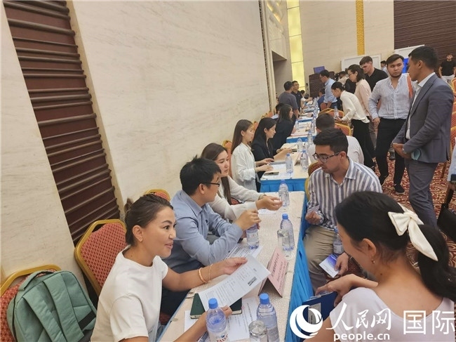 圖為中企代表與哈留華畢業(yè)生現(xiàn)場交流。人民網(wǎng)記者 李強攝