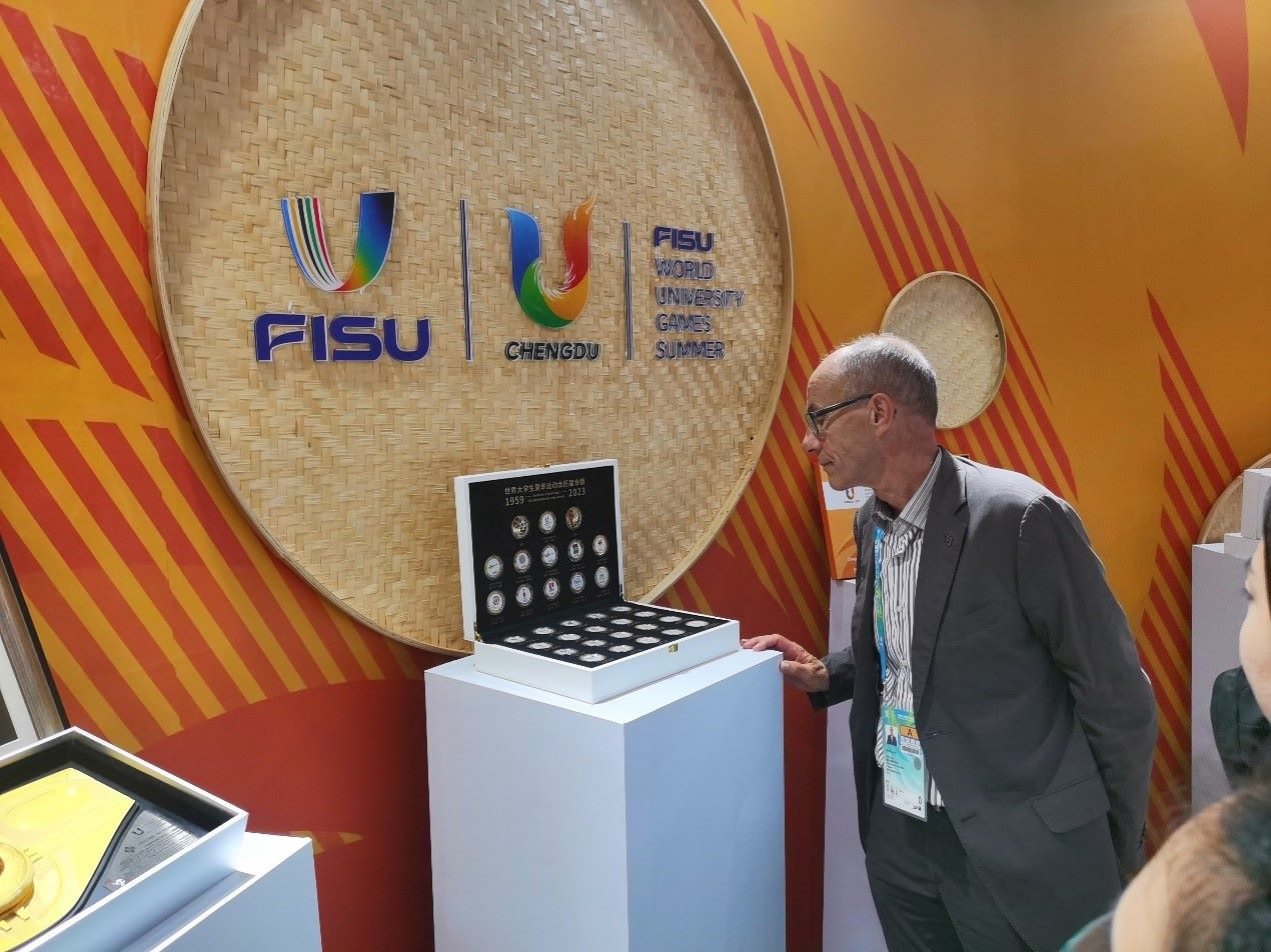 國際大體聯代理主席雷諾·艾德參觀大運會特許商品。 人民網記者 楊磊攝