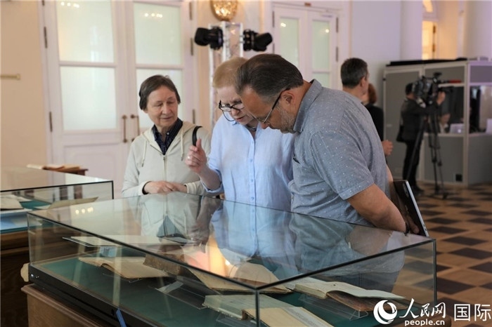 中俄圖書館論壇嘉賓共同參觀由俄羅斯國(guó)立列寧圖書館舉辦的館藏中國(guó)古籍善本圖書展。人民網(wǎng)記者 隋鑫攝