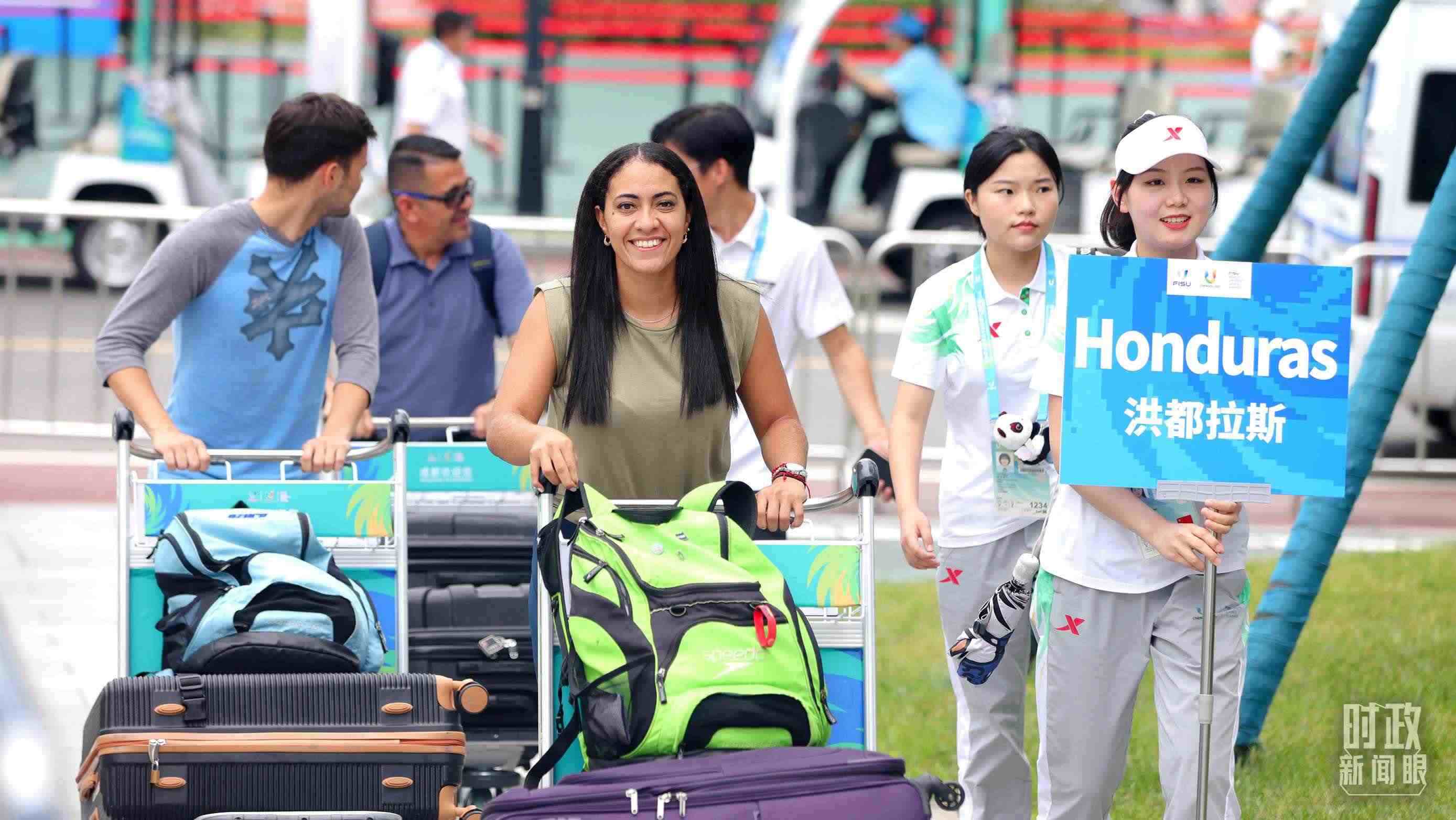 各國代表團(tuán)成員相繼抵達(dá)成都大運(yùn)村。（總臺(tái)央視記者魏幫軍拍攝）