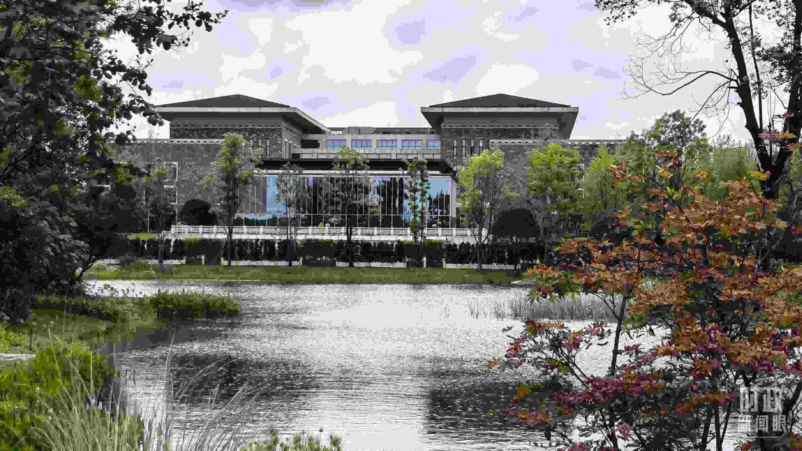 當(dāng)天，中印尼兩國元首在“錦蓉莊”舉行會(huì)見。（總臺(tái)央視記者韓銳拍攝）