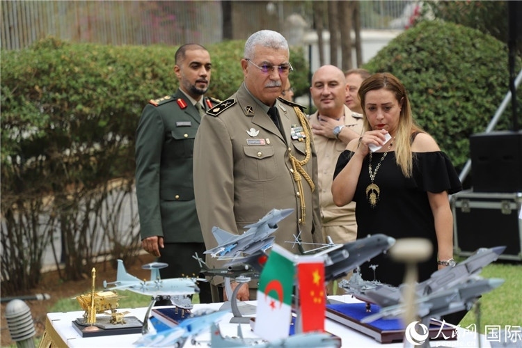 圖為與會嘉賓參觀招待會設(shè)置的武器裝備模型展臺。人民網(wǎng)記者 王傳寶攝