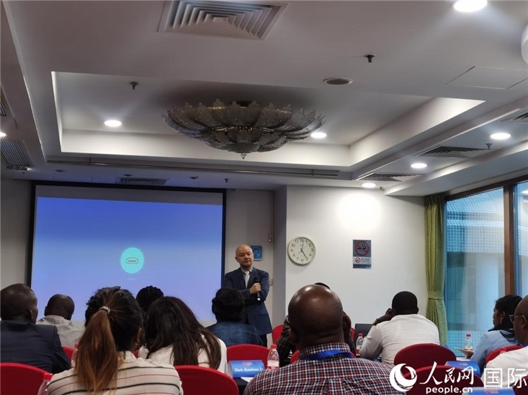 王鯤與研修班學(xué)員互動(dòng)交流。 人民網(wǎng) 孫鴻宇攝