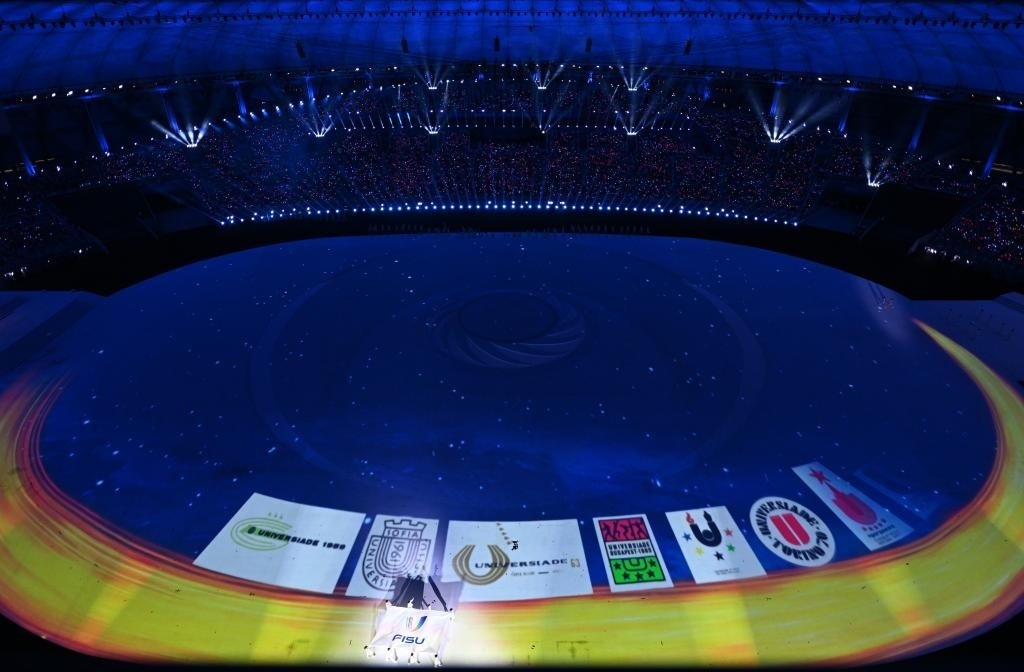 7月28日，國際大學(xué)生體育聯(lián)合會會旗在開幕式上入場。新華社記者劉磊攝