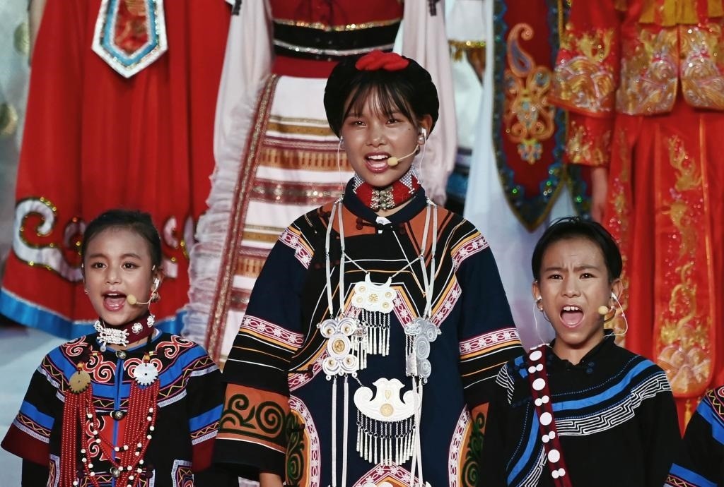 7月28日，吉好有果（中）在開幕式上表演。新華社記者陳澤國攝