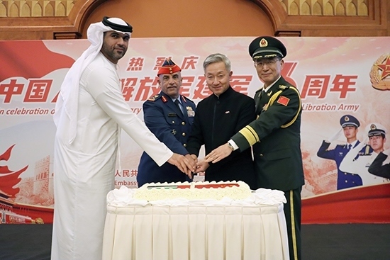 圖為招待會上中阿嘉賓合影。中國駐阿聯(lián)酋大使館供圖