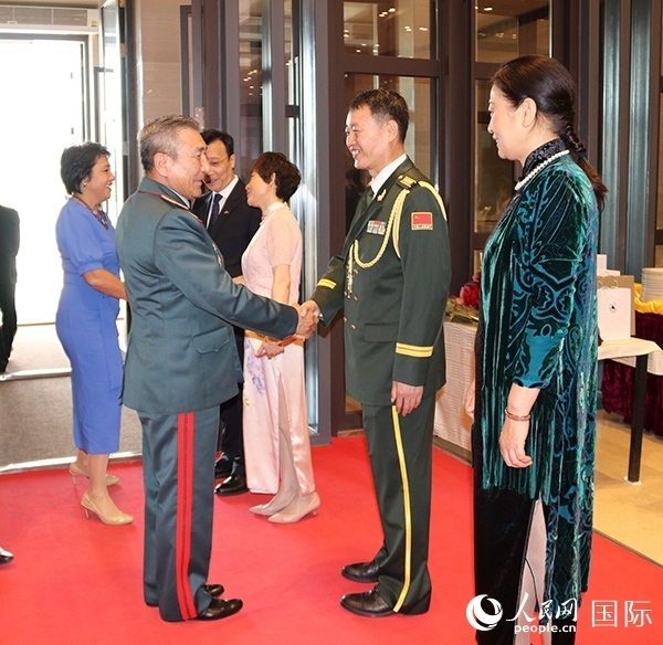 國(guó)防武官胡德君大校迎接賓客。人民網(wǎng)記者李強(qiáng)攝