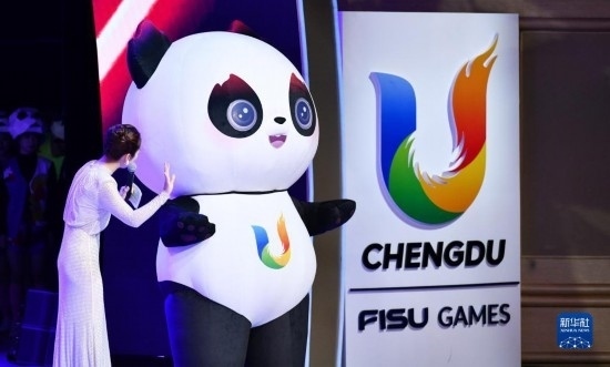 7月29日，成都大運會吉祥物“蓉寶”在聯(lián)歡會現(xiàn)場。新華社記者 張端 攝