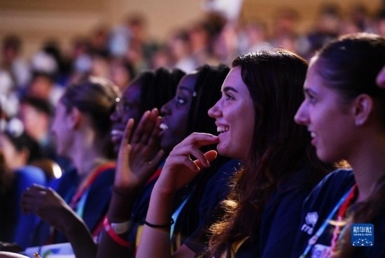 7月29日，外國運動員在聯(lián)歡會現(xiàn)場觀看節(jié)目。新華社記者 張端 攝