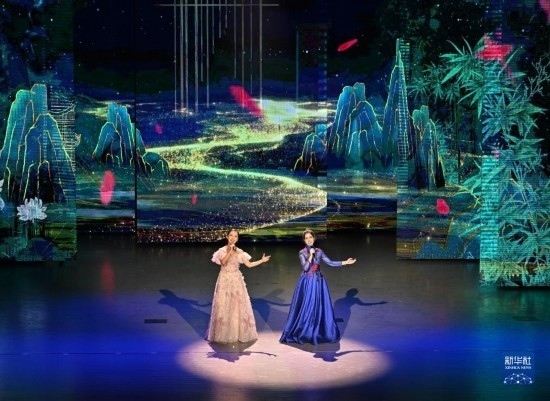 7月29日，演員在聯(lián)歡會現(xiàn)場演唱。新華社記者 蔡湘鑫 攝