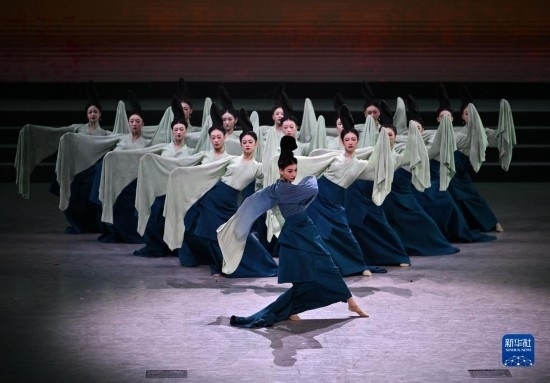 7月29日，演員在聯(lián)歡會現(xiàn)場表演《只此青綠》。新華社記者 蔡湘鑫 攝