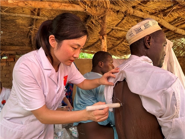 圖為吉安市中心人民醫(yī)院中醫(yī)科副主任醫(yī)師王李妮為患者進(jìn)行針灸治療。中國駐乍得醫(yī)療隊提供