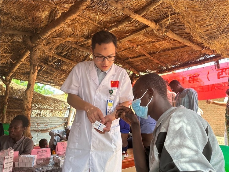圖為南昌大學(xué)第一附屬醫(yī)院病理科主治醫(yī)師張振東為村民解說藥品使用方法。中國駐乍得醫(yī)療隊供圖