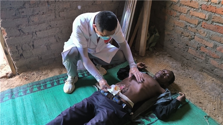 圖為南昌大學(xué)第二附屬醫(yī)院胃腸外科主治醫(yī)師周智勇檢查切口疝患者。中國駐乍得醫(yī)療隊供圖