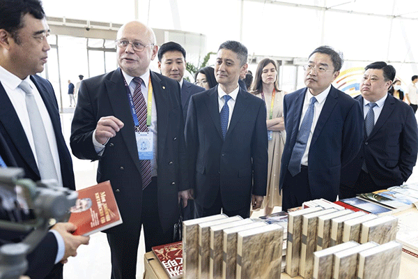 與會嘉賓參觀主題書展。人民畫報社供圖